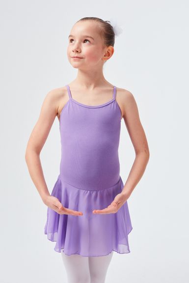 Ein junges Mädchen in einem lavendelfarbenen Ballett Trikot und Rock steht in Ballettpose.