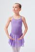 Ein junges Mädchen in einem lavendelfarbenen Ballett Trikot und Rock steht in Ballettpose. 1