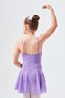 Junges Mädchen in einem lavendelfarbenen Ballettkleid posiert mit erhobenem Arm 2