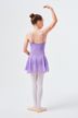 Ein Mädchen in einem lila Ballett Trikot und Rock posiert in Ballettposition mit einem erhobenen Arm und dem Rücken zur Kamera. 4