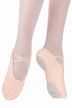 Nahaufnahme von Füßen in rosa Ballettschuhen und Strumpfhosen 4