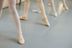 Vier Balletttänzer üben an einer Stange. Sie tragen Strumpfhosen und Ballettschuhe und haben ihre Füße in Tanzposition positioniert. 6