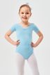Ein junges Mädchen in einem blauen Ballett Trikot und weißen Strumpfhosen steht mit den Händen in den Hüften und lächelt. 1