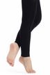 Person in schwarzen Leggings steht mit einem Fuß flach auf dem Boden und dem anderen Fuß leicht angehoben. 1