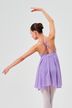 Eine Balletttänzerin in einem lavendelfarbenen Kleid und weißen Strumpfhosen posiert mit erhobenen Armen und einem angewinkelten Arm 2