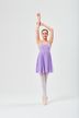 Eine junge Balletttänzerin in einem lila Kleid posiert in der ersten Arabeskenposition. 3