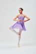 Eine junge Ballerina in einem lavendelfarbenen Kleid posiert in einer Balletthaltung. 4