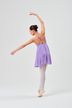 Eine Balletttänzerin in einem lavendelfarbenen Kleid posiert auf Spitze mit ausgestreckten Armen. 5