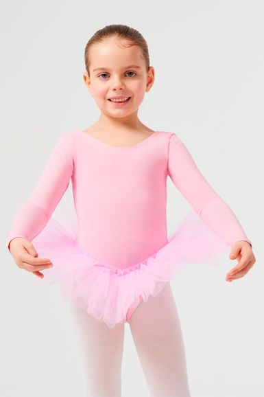 Junges Mädchen in einem rosa Ballettbody und Tutu posiert in einer Balletthaltung.