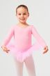 Junges Mädchen in einem rosa Ballettbody und Tutu posiert in einer Balletthaltung. 1