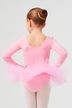Ein junges Mädchen in einem rosa Ballettbody und Tutu steht mit den Händen in den Hüften und blickt von der Kamera weg. 2