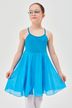 Ein junges Mädchen in einem blauen ärmellosen Kleid steht mit leicht ausgestreckten Armen da und hält die Seiten des Rocks fest. 1
