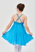 Mädchen in einem blauen Ballettkleid mit gekreuzten Trägern 2