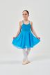 Ein junges Mädchen in einem blauen Ballettkleid  steht in einer Ballettpose auf weißem Hintergrund. 3