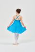 Ein Mädchen in einem blauen Kleid 4