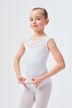 Junges Mädchen in einem weißen Ballett Trikot und Strumpfhosen posiert mit ihren Händen in einer Ballettposition. 1