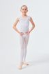 Ein junges Mädchen in einem weißen Ballett Trikot und Strumpfhosen steht in der ersten Ballettposition auf einem weißen Hintergrund. 3