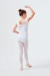 Ein junges Mädchen in einem weißen Ballett Trikot und Strumpfhosen steht in einer Ballettpose mit dem Rücken zur Kamera auf einem weißen Hintergrund. 4