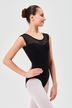 Eine junge Frau in einem schwarzen Ballett Trikot und weißen Strumpfhosen steht in einer Ballettpose. 1