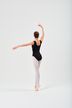 Balletttänzerin in schwarzem Ballett Trikot und weißen Strumpfhosen posiert auf Spitze. 4