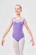 Ein junges Mädchen in einem lavendelfarbenen Ballett Trikot und weißen Strumpfhosen steht in einer Ballettpose. 1