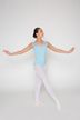 Eine Balletttänzerin in einem blauen Ballett Trikot und weißen Strumpfhosen posiert in einem Studio mit ausgestreckten Armen und Füßen in Ballettposition. 3