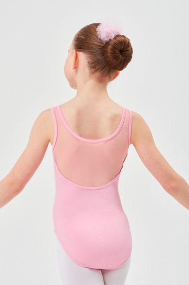 Junges Mädchen in einem rosa ärmellosen Ballettanzug mit Duttfrisur