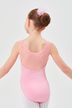 Junges Mädchen in einem rosa ärmellosen Ballettanzug mit Duttfrisur 2
