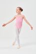 Junges Mädchen in einem rosa Ballett Trikot und weißen Strumpfhosen posiert in einer Ballettposition. 3