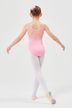 Junge Balletttänzerin in rosa Ballett Trikot und weißen Strumpfhosen posiert mit ausgestreckten Armen und blickt von der Kamera weg. 4