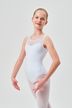 Eine junge Balletttänzerin in einem weißen Ballett Trikot und Strumpfhosen posiert. 1