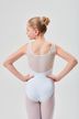 Eine junge Balletttänzerin in einem weißen Ballett Trikot steht mit den Händen in den Hüften und blickt von der Kamera weg. 2