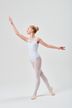 Eine junge Balletttänzerin in einem weißen Ballett Trikot und Strumpfhosen posiert mit einem erhobenen Arm und einem ausgestreckten Bein. 3