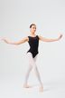 Eine Balletttänzerin in einem schwarzen Ballett Trikot und weißen Strumpfhosen posiert mit ausgestreckten Armen. 4