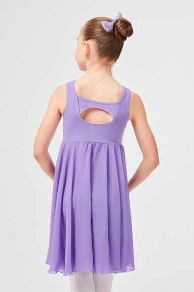 Junges Mädchen in einem ärmellosen lila Kleid mit einer Schleife im Haar