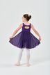 Ein junges Mädchen in einem lila Ballettkleid und weißen Strumpfhosen posiert mit ausgestreckten Armen und hält die Seiten ihres Rocks fest. 4