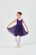 Junges Mädchen in einem lila Ballettkleid 3