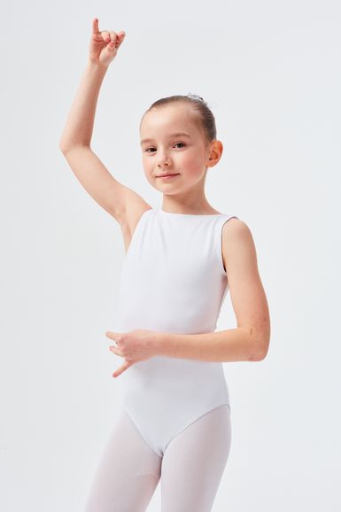 Junges Mädchen in einem weißen Ballett Trikot und Strumpfhosen posiert mit einem erhobenen Arm.