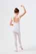 Ein junges Mädchen in einem weißen Ballett Trikot und Strumpfhosen steht in einer Ballettpose mit dem Rücken zur Kamera. 4