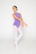 Eine junge Balletttänzerin in einem lila Ballett Trikot und weißen Strumpfhosen posiert. 3