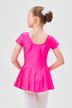 Ein junges Mädchen in einem rosa Ballett Trikot und weißen Strumpfhosen steht mit abgewandtem Gesicht da 3