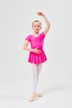 Ein junges Mädchen in einem rosa Ballett Trikot und weißen Strumpfhosen posiert in einer Ballettposition. 1