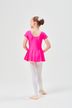 Ein junges Mädchen in einem rosa Ballett Trikot und weißen Strumpfhosen steht in Ballettposition und blickt von der Kamera weg. 2