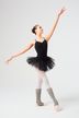 Balletttänzerin in einem schwarzen Ballett Trikot und Tutu posiert auf Spitze 3