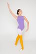 Eine junge Balletttänzerin posiert in einem lila Ballett Trikot 2