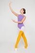 Eine Balletttänzerin in einem lila Ballett Trikot 3