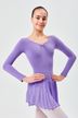 Eine junge Ballerina in einem lila Ballett Trikot und Rock steht mit den Händen in den Hüften und lächelt in die Kamera. 1