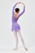 Eine Balletttänzerin in einem lila Ballett Trikot und Rock posiert auf Spitze mit erhobenen Armen und dem Rücken zur Kamera. 4