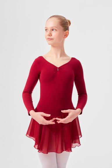 Junge Balletttänzerin in einem burgunderfarbenen Ballett Trikot und Rock posiert mit den Händen in Ballettposition.
