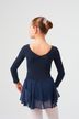 Mädchen in marineblauem Ballett Trikot und Chiffonrock mit hochgestecktem Haar 2